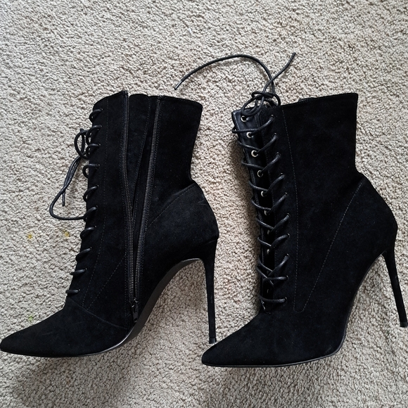 Black suede booties - The fit is tight in the front - Picture 4 of 4